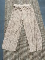 Wunderschöne neue plissierte Damenhose Culotte beige Gr. 40 Berlin - Tempelhof Vorschau