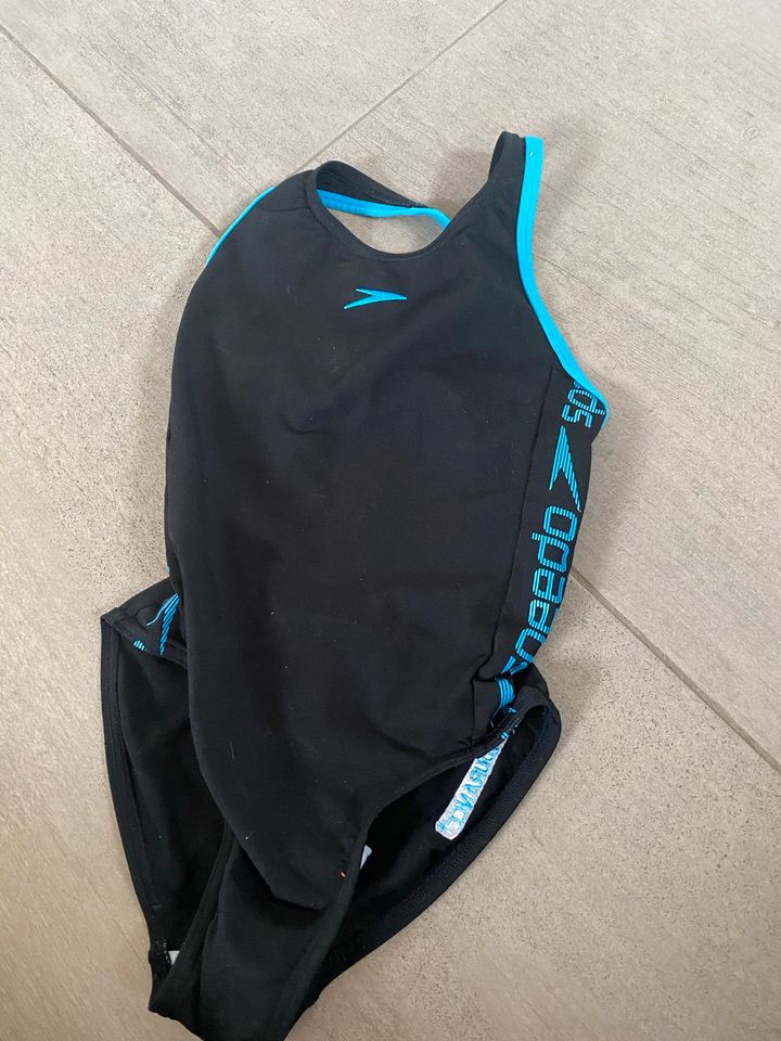 Speedo Badeanzug schwarz türkis Gr. 116 in Lohmar