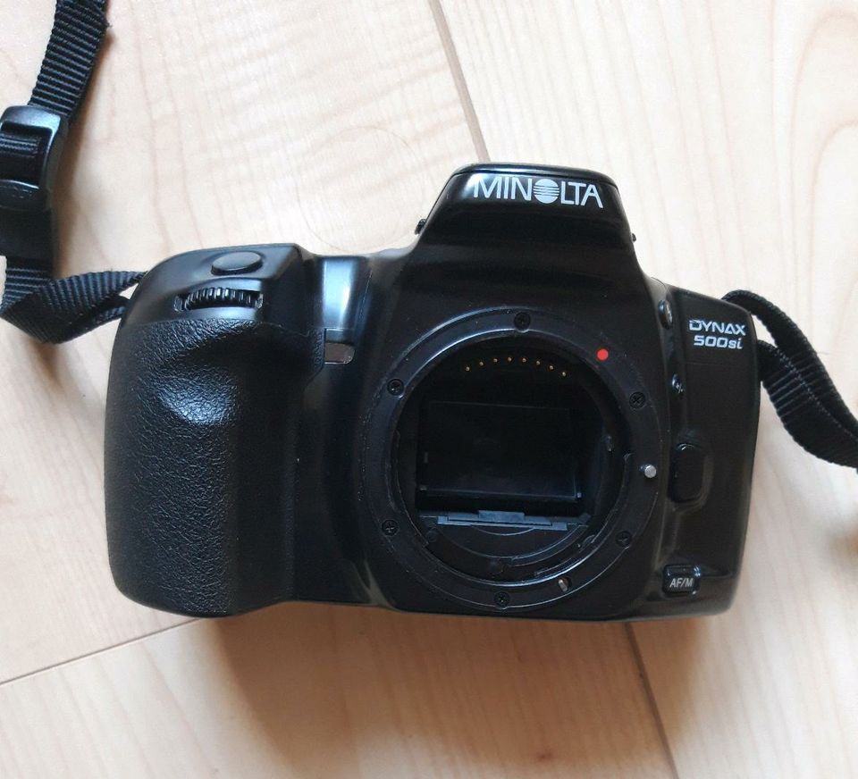 Minolta Dynax 500 si mit Exata AF Zoom Objektiv 28-105mm in Wabern