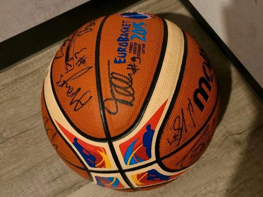 Eurobasketball mit allen Unterschriften des deutschen Teams in Berlin