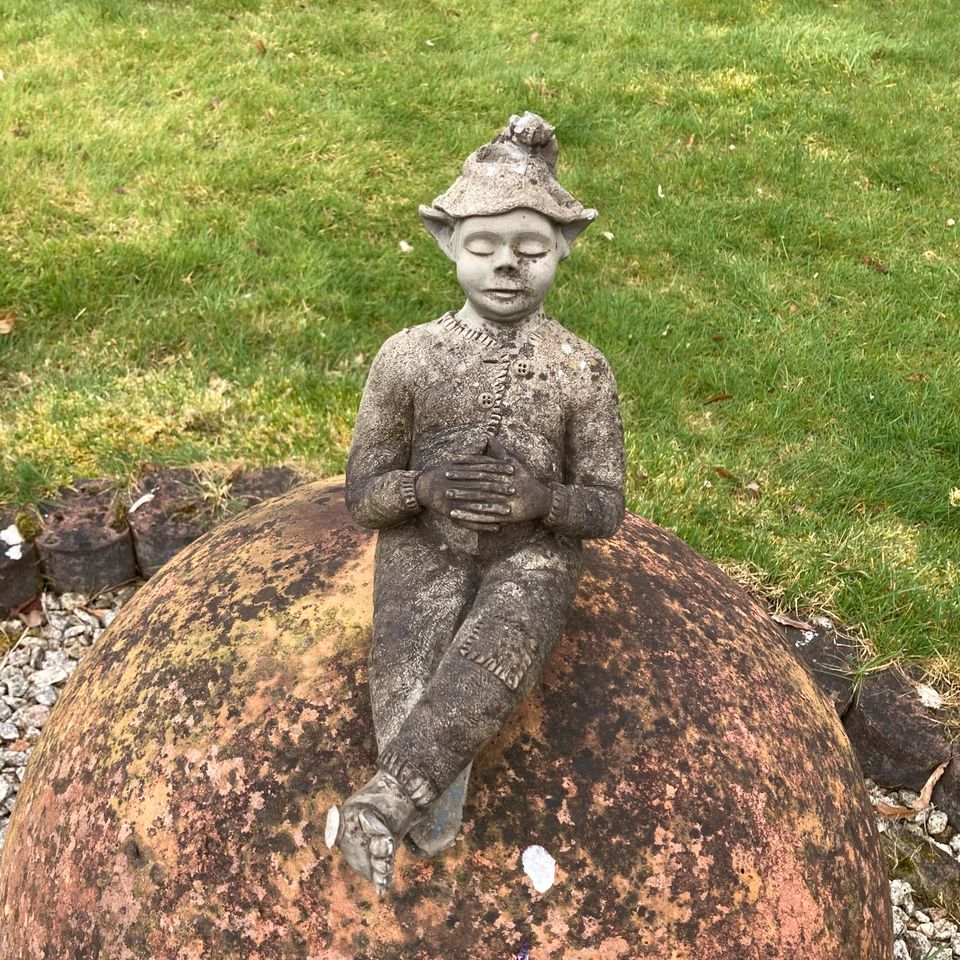 Zwei Gartenfiguren schlafender Wichtel/ Kobold/ Zwerg in Schweinfurt