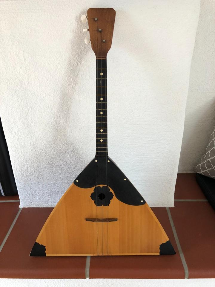 Russische Balalaika Musik Zupf Instrument 3-Saitig 76cm Gitarre in Kornwestheim