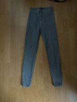 Bershka Stretch Jeans weiß/schwarz gestreift Gr. XXS / 32 Hessen - Mühltal  Vorschau