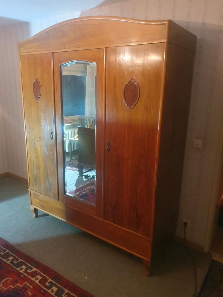 Lieferung kostenlos Schrank Möbel Jugendstil Wäscheschrank Antik in Zellingen