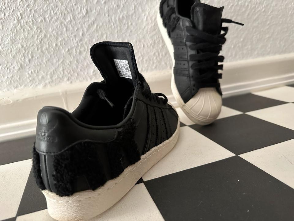 Adidas Superstar 80s Negbas Negbas Casbla Größe 39 1/2  Neu in Hamburg