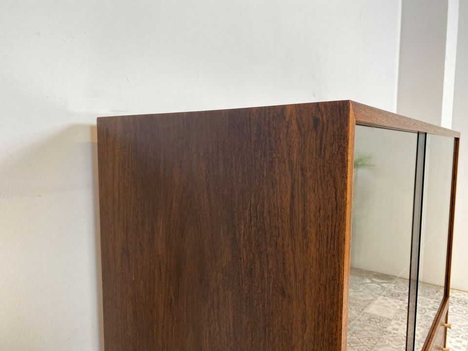 WMK Hochwertige & gut erhaltene Mid-Century Vitrine aus vollem Holz mit Schubladen und mit neuen Metallfüßen upcycelt # Highboard Schrank Kommode Geschirschrank Sideboard Anrichte Vintage 50er 60er in Berlin