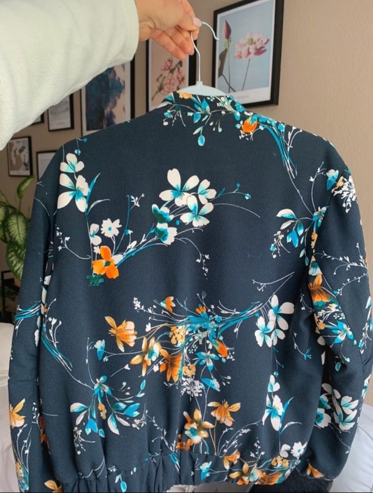 Jacke mit Blumenprint von Zara in Ingolstadt