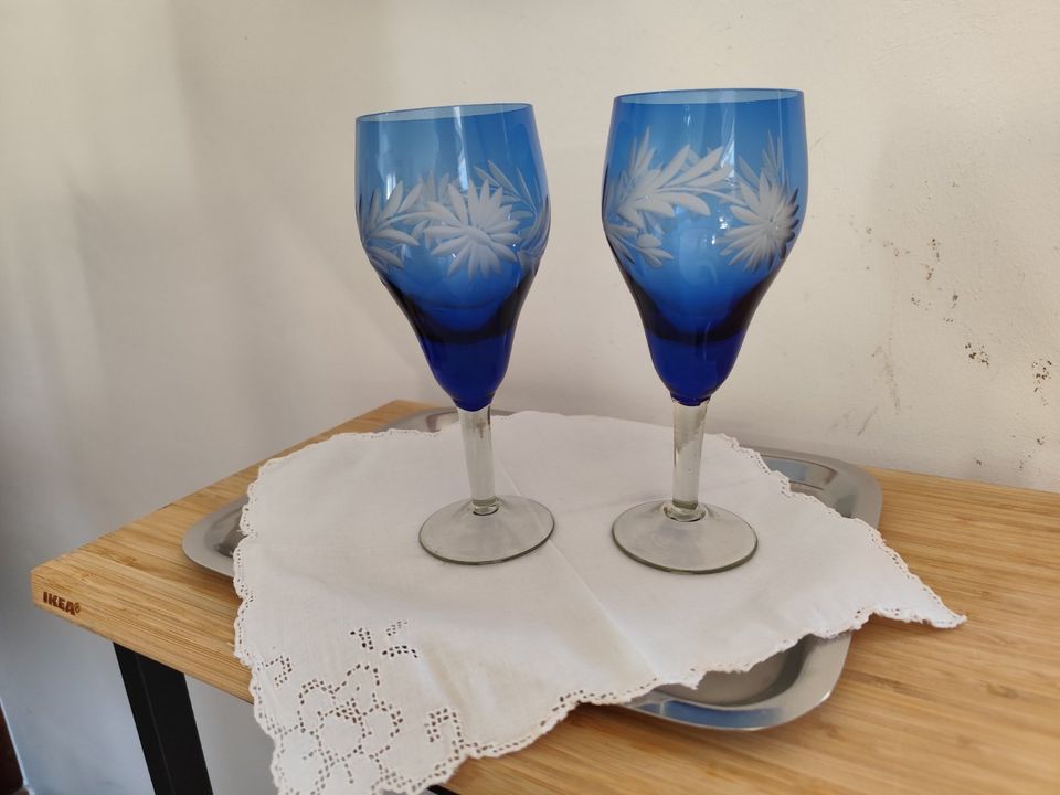 Extravagante blaue Gläser mit Gravur, 2er-Set in Königsbach-Stein 