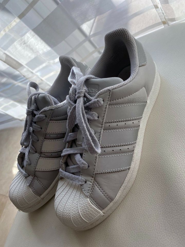 Adidas Superstars Silber grau in München