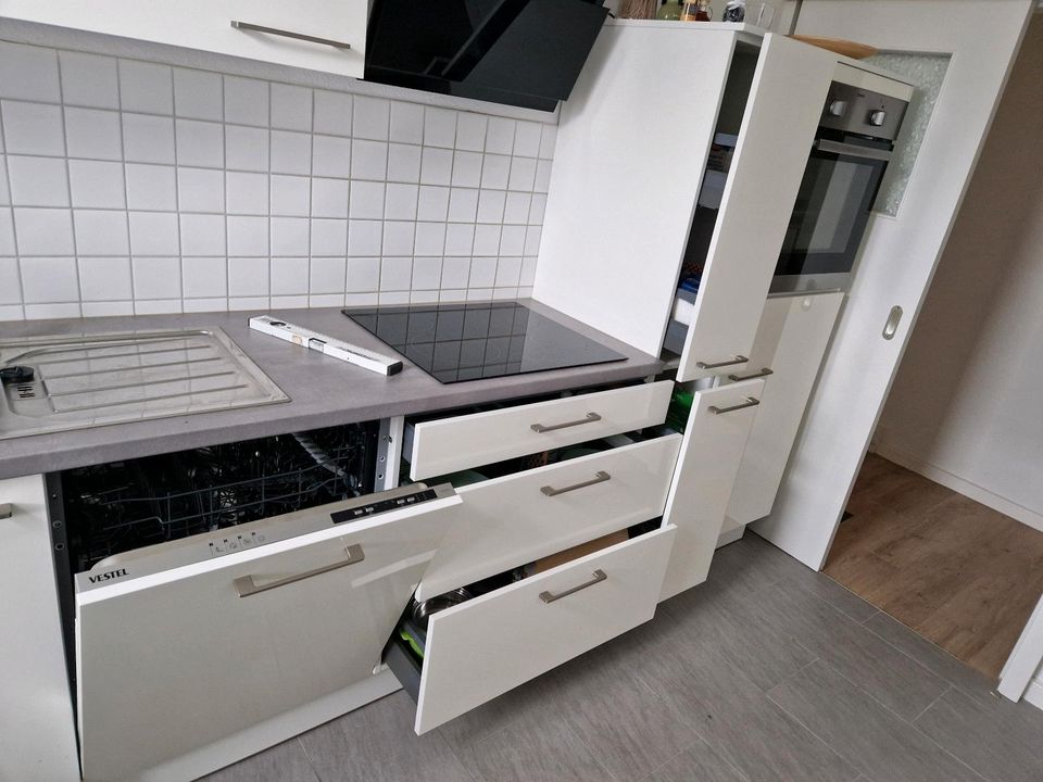 Küchenzeile mit Geräten in Rostock
