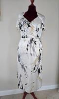 NEU❗️SEIDE KLEID GR. 42 Niedersachsen - Syke Vorschau