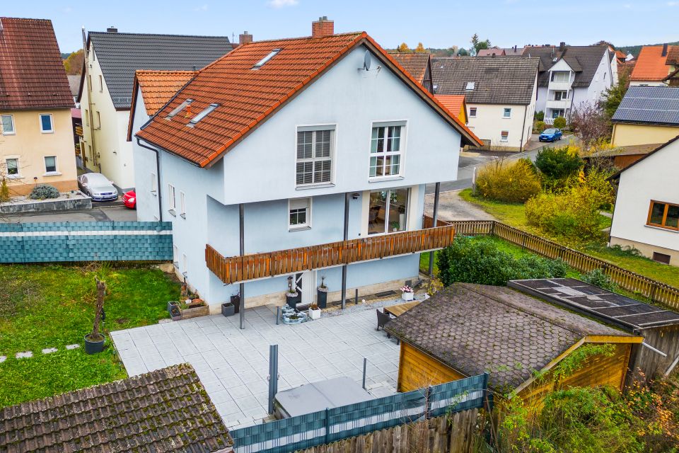 Energetisch saniertes Ein-/Zweifamilienhaus mit luxuriöser Ausstattung in zentraler Lage in Plech