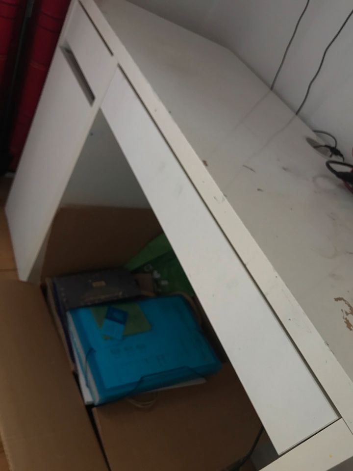 Ikea Schreibtisch mit Schuhbladen und Schrank zum Verschenken in Berlin
