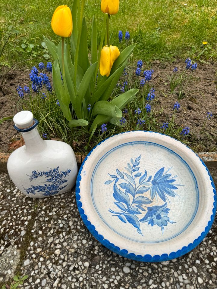 Teller und Flasche alt vintage blau in Kassel
