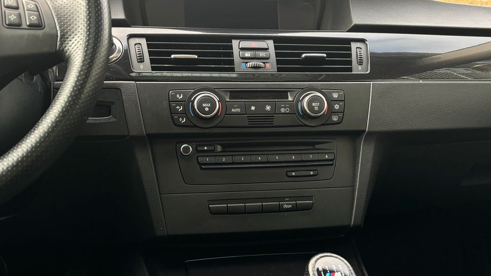 BMW 320i e92 Motor klackert Xenon/Navi/Sdach/Schalter/Teillleder in Bielefeld