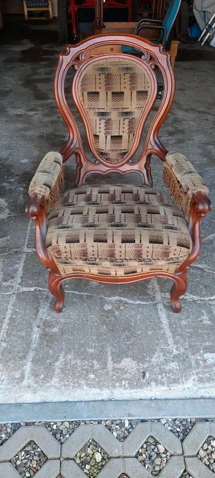 Biedermeier Sessel mit Armlehnen Nussbaum antik in Böel