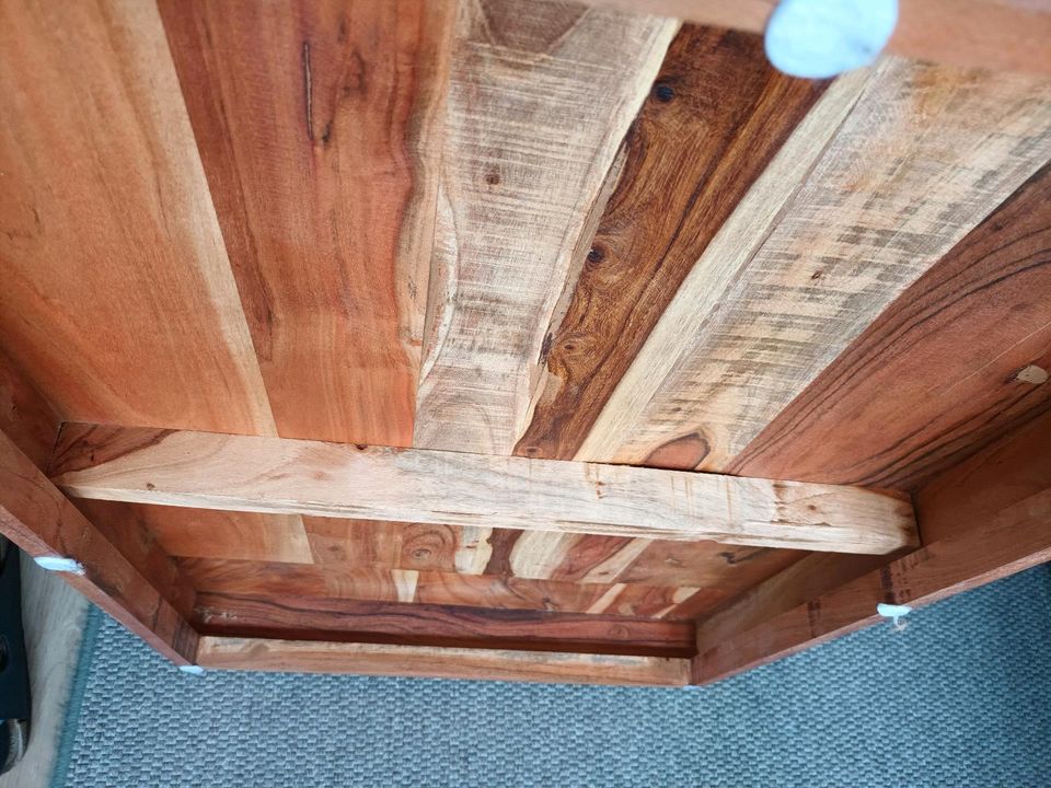 Wohnzimmertisch Tisch Massivholz Akazie handgefertigt in Wilhelmshaven