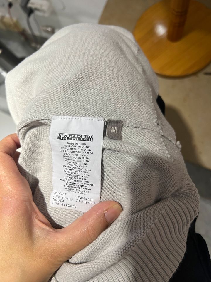 Napapijri Herren Pullover grau gelb V Ausschnitt Logo M 50 in Oberhausen