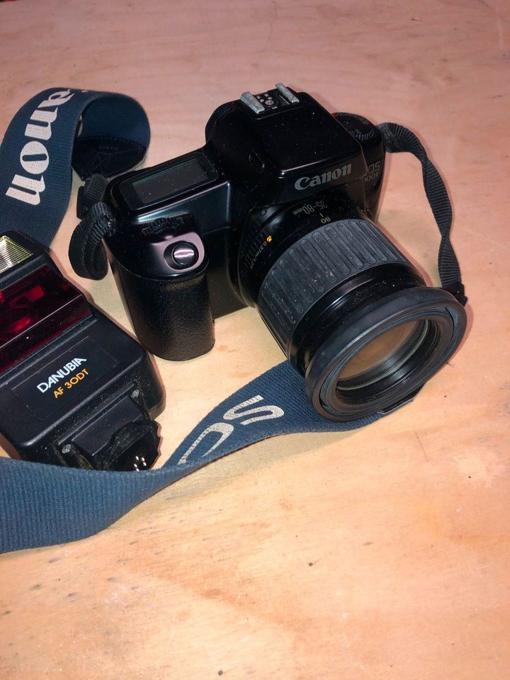 Canon EOS 1000 F mit Blitz und Tasche, incl. Versand in Adelshofen (Oberbayern)