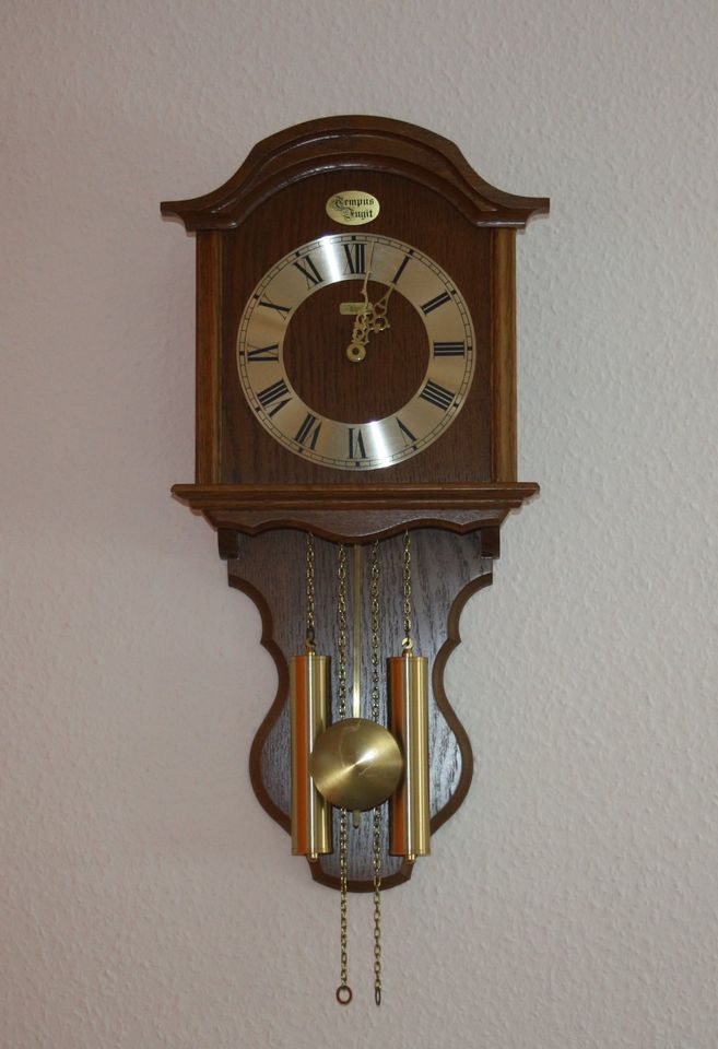 Hermle Tempus Fugit Wanduhr Uhr mit Pendel und Schlagwerk in Mühlau