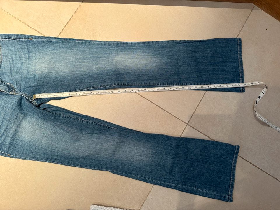 Calvin Klein Jeans 27/4 ausgestellt mit Schlag in Tegernsee