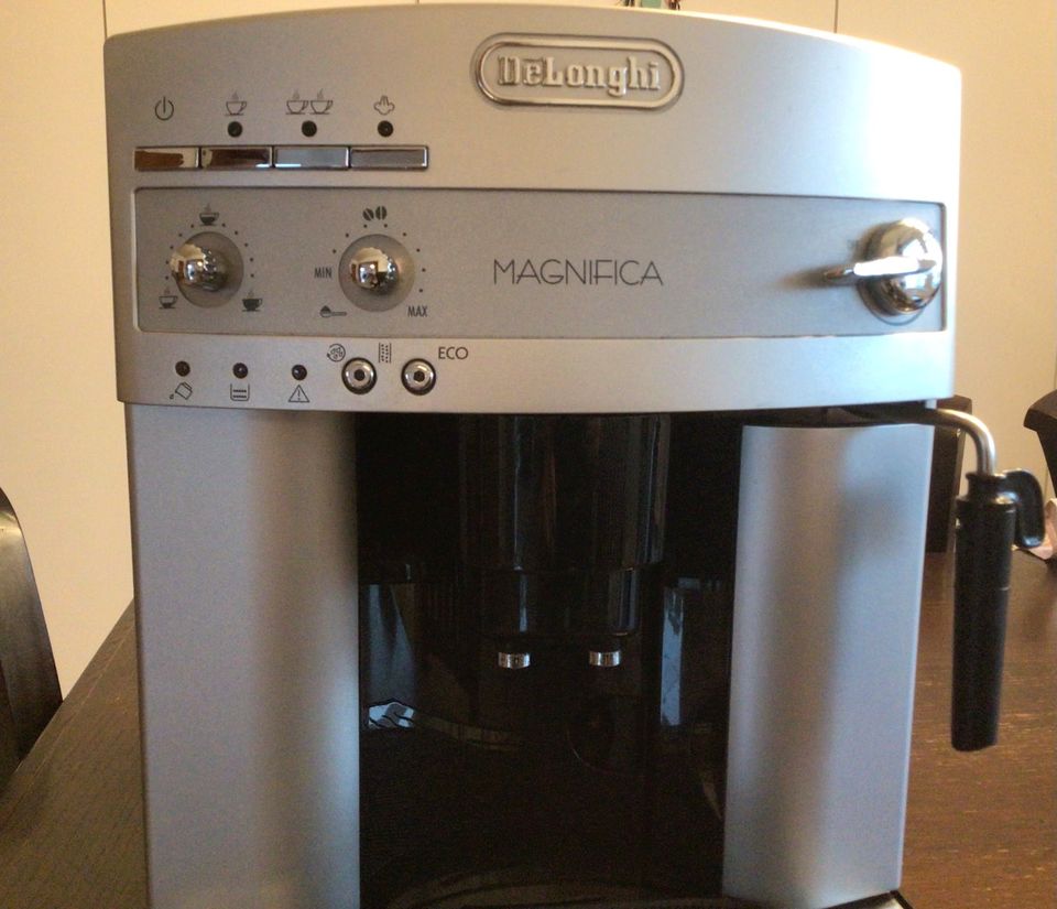 Kaffeeautomat, Delonghi Magnifica in Mettmann