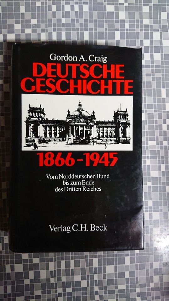 Geschichtsbücher über den Weltkrieg  siehe Bilder in Pfungstadt