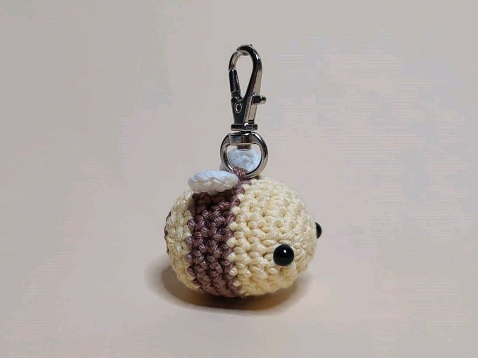 Gehäkelte Biene "Betty Brown" Schlüsselanhänger, Kawaii Amigurumi in Beilingen