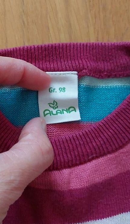 Süßes Strickkleid Gr.98 von Alana mit bunten Ringeln in Aurachtal