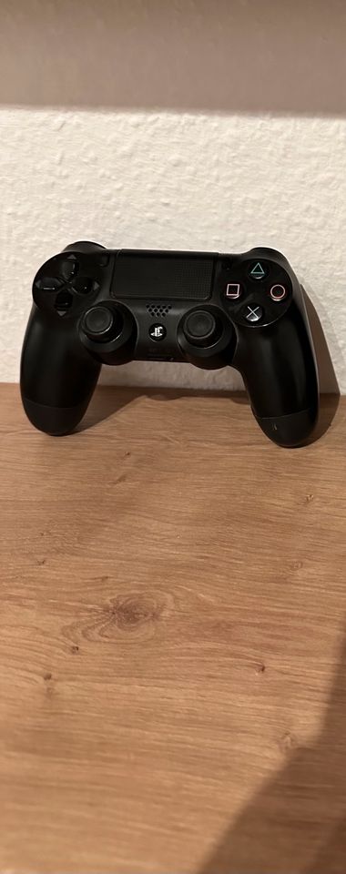 PlayStation 4 mit Controller in Jühnde