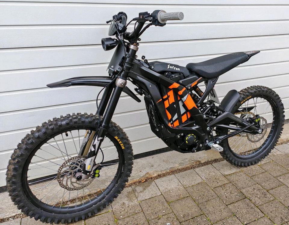 SUR RON X L1e Street Legal GP Edition (MAXXIS) MY2023 nur 25km in Poing