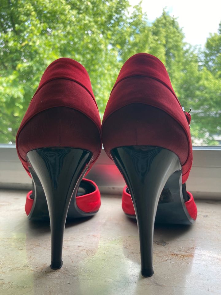 High Heels Peeptoes Schuhe wie neu 38 Clutch Menbur schwarz rot in Düsseldorf