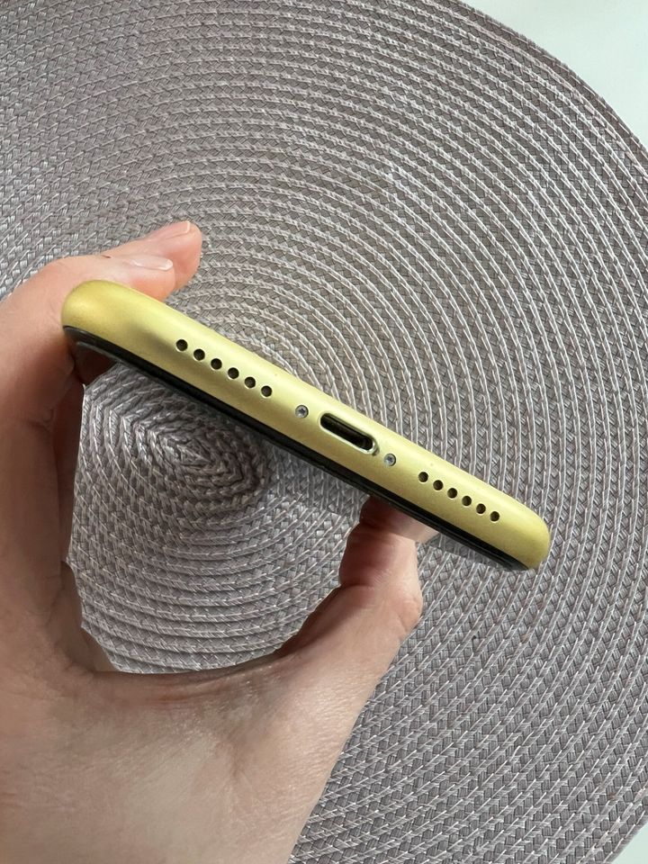 Apple iPhone 11 128gb gelb Akkukapazität 94% in Gaggenau