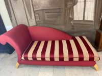 CHAISELONGUE SOFA TEXTIL UND HOLZ STABILER ZUSTAND ROT GESTREIFT - Versand möglich 99 Euro - Wir sind für Sie da lokal in 86830 Schwabmünchen oder online ARTHOME24 Bayern - Schwabmünchen Vorschau