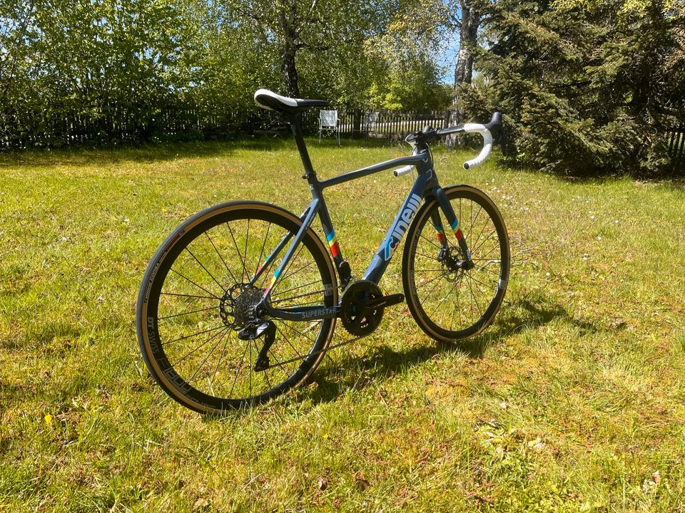 Cinelli Superstar Disc Shimano 105 Di2 Rennrad M Carbon in Aurach