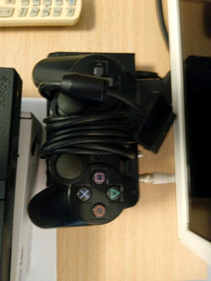 Playstation 2 + 2 Controller in Kaarst