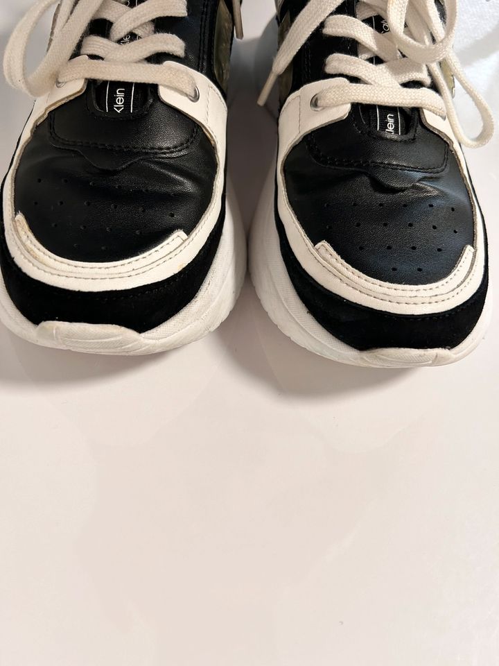 Die Ledersneakers von Calvin Klein 39 in Gottmadingen