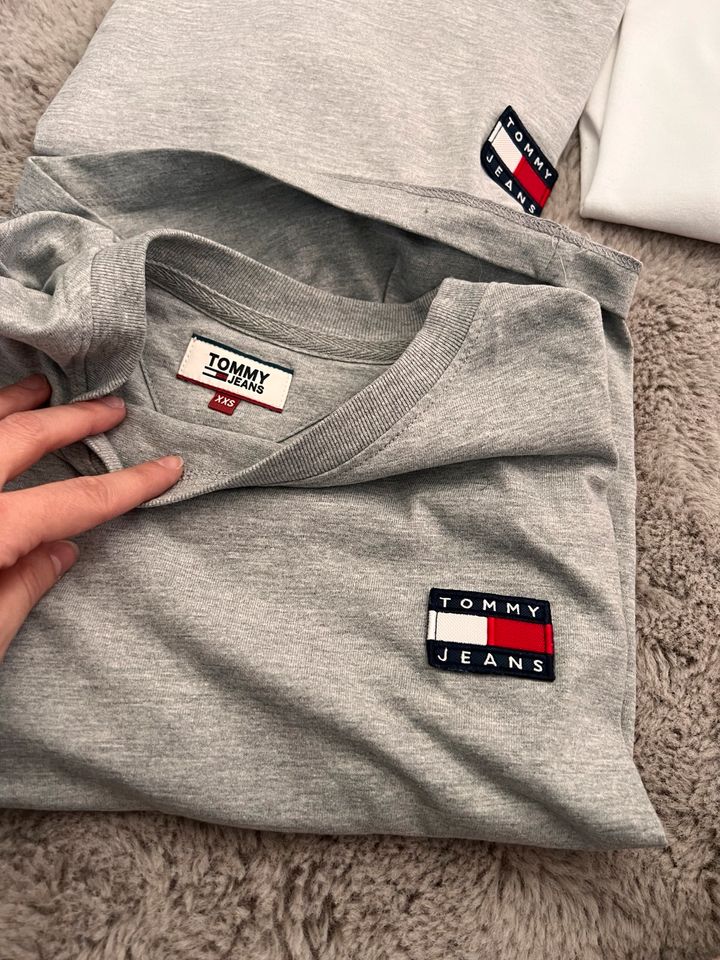 Tommy Jeans Badge T-Shirts in Haar