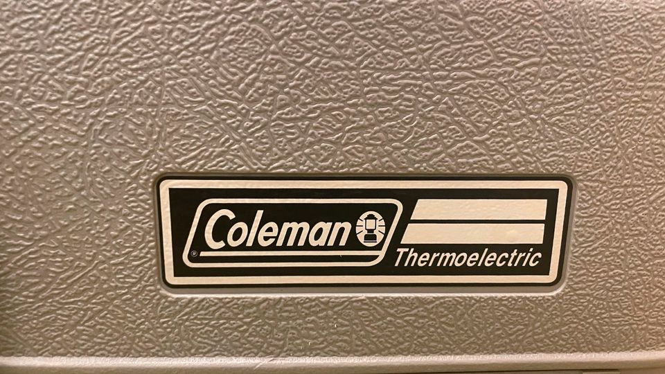 Coleman Box / Kühl- Wärmebox mit Netztgerät in Bad Schwalbach