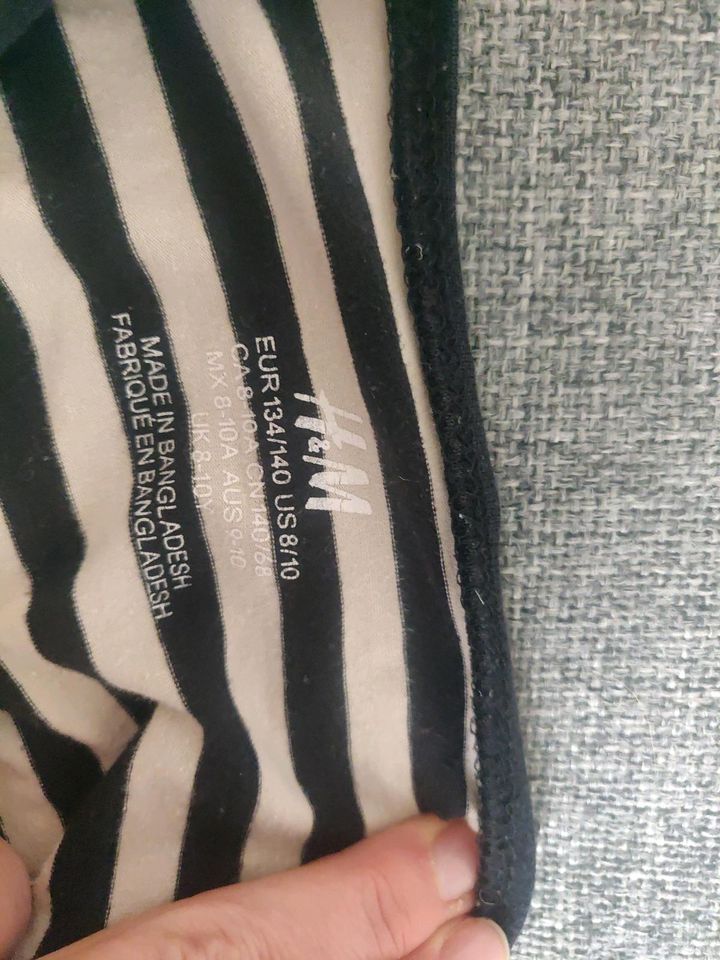 2 Langarm Shirt s H&M Grösse 134 in Hamburg