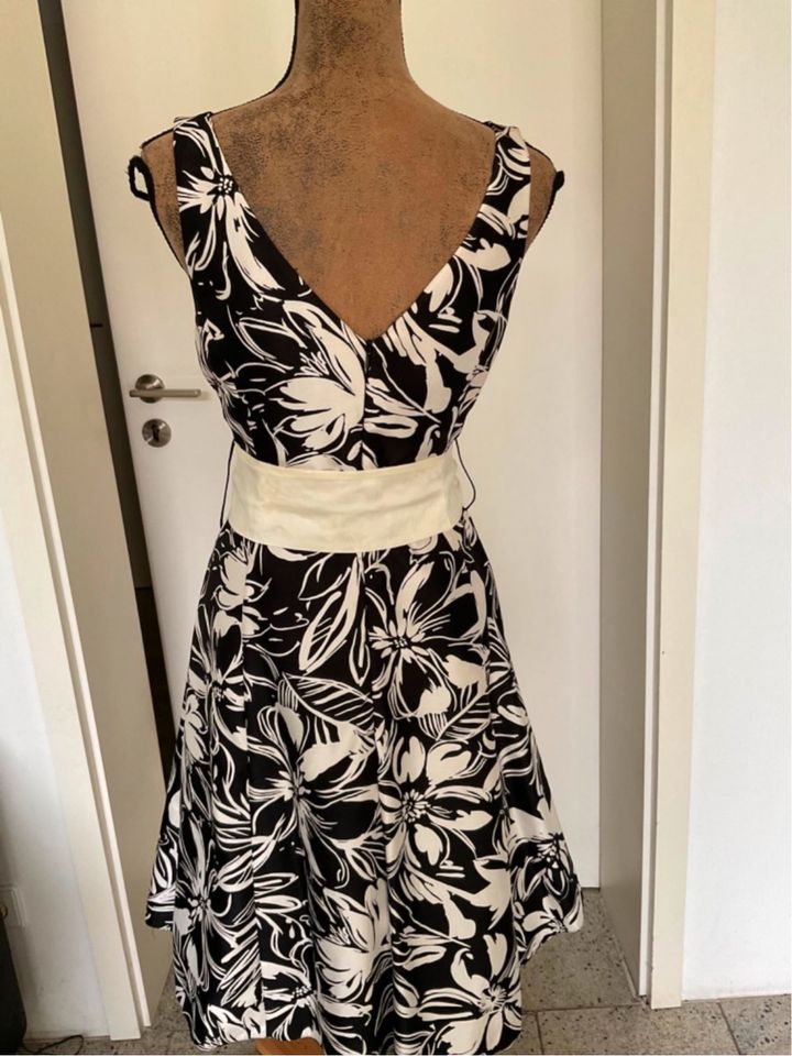 Besonderes Kleid Gr.36/38, Midi, Anlässe, schwarz-creme, wie neu in Hannover