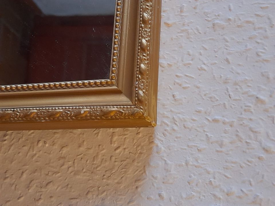Spiegel, goldfarbener Rahmen in Rhauderfehn