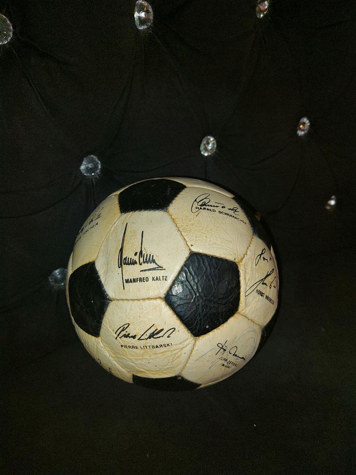 Fußball 1982 mit Unterschriften Sammlung Trainer Jupp Derwall in Gelsenkirchen