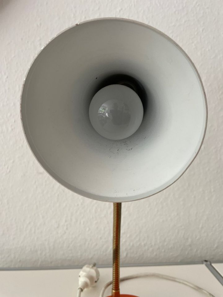 Vintage Mid Century Lampe, Tischlampe, orange. Metall in Bonn