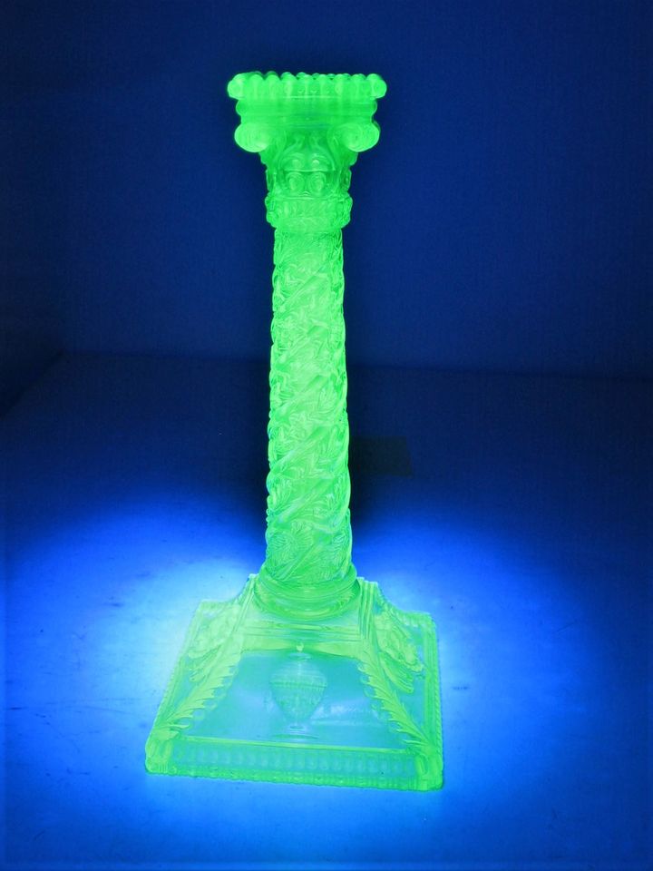 Antiker grüner Pressglas Leuchter Uranglas römischer Stil um 1880 in Zeesen