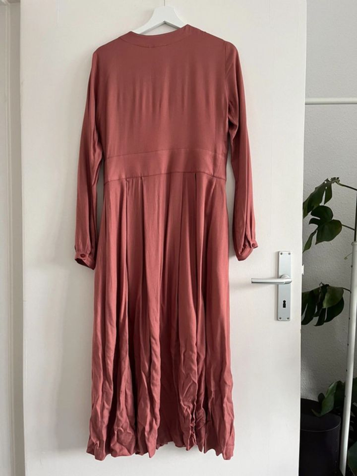 Rosa Kleid von SKFK Midikleid mit Ärmeln in Berlin