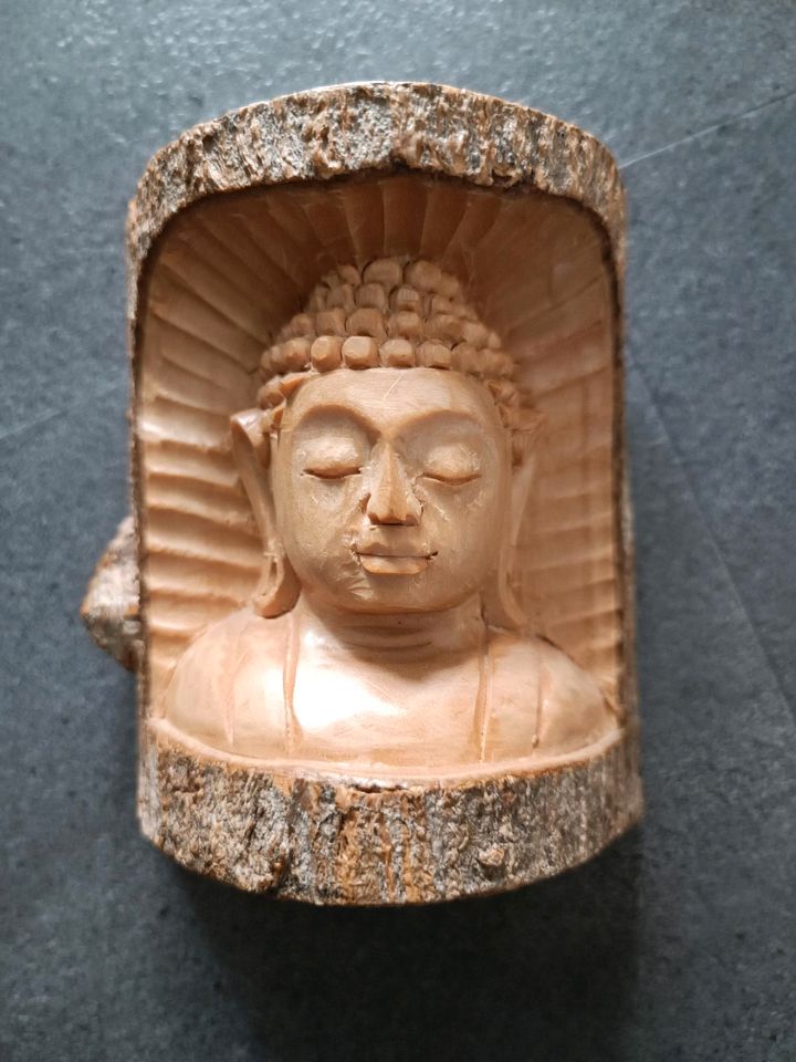 Handgeschnitzter Buddha aus Holz in Essen