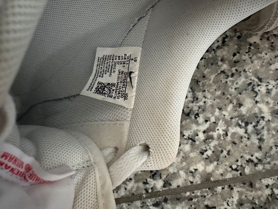 Nike Air Force Sneaker 38,5 weiß Turnschuhe weiß rot in Hamburg