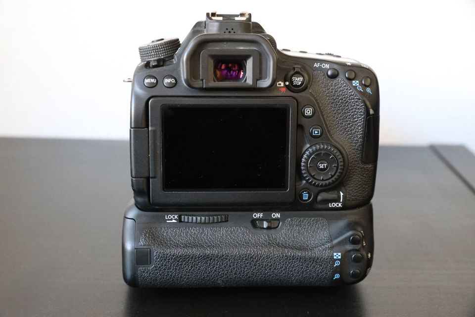 Canon EOS 80D + Batteriegriff BG-E14 in Neuss