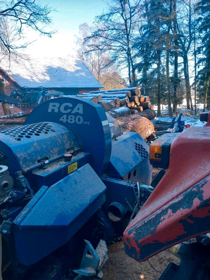 Kaminholz sägen und spalten mit Sägespaltautomat Lohnspalten in Lienen